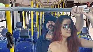 Opiskelija naidetaan bussissa