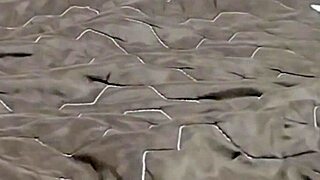 Una Madura Fetichista De Látex De 50 Años Se Folla A Su Amante Universitario De 19 Años?