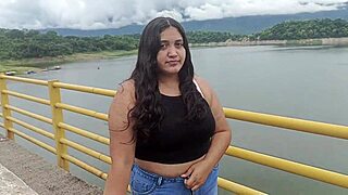 Chica abandonada por su novio es auxiliada por un extraño termina en sexo duro!