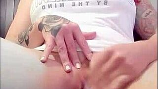 ruiva esfrega grelo gg ate gozar enquanto assiste porno - completo no red