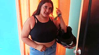 Chica abandonada por su novio es auxiliada por un extraño termina en sexo duro!