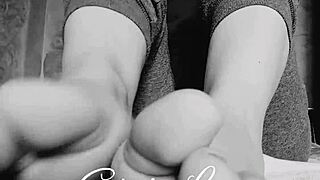 barefoot amateurs engage in feet fetish play in a piedi nudi