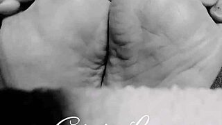 barefoot amateurs engage in feet fetish play in a piedi nudi