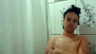 Tomando Banho Gostoso E Dedilhando Minha Bucetinha No Chuveiro