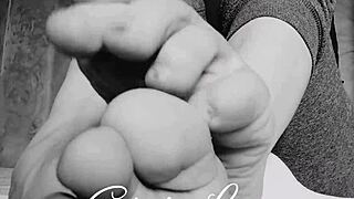 barefoot amateurs engage in feet fetish play in a piedi nudi