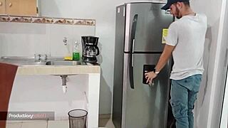 complaciendo al obrero que repara mi casa con mi coño mojado