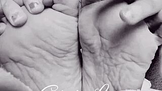 barefoot amateurs engage in feet fetish play in a piedi nudi