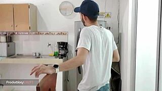 complaciendo al obrero que repara mi casa con mi coño mojado