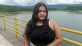 Chica abandonada por su novio es auxiliada por un extraño termina en sexo duro!