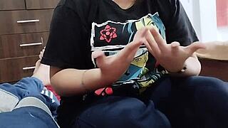 pov tu hermanastra te enseña un truco de magia que termina con tu polla en su culo