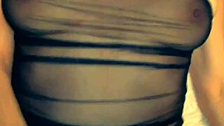 Wife Shows Beautiful Pussy in Amateur Porno