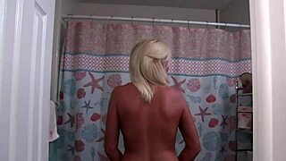 Ms Paris loves voyeurs watching her cum and pee 😍