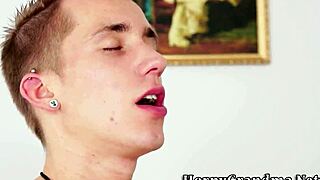 Geile alte Oma wird hart durchgefickt