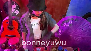 Bonneyuwu - 18 36 Bartender Le Paga A Bonney Por Chupar Un Dildo