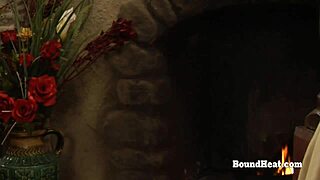 Horny lesbian slave satisfies madame with big strapon 😈