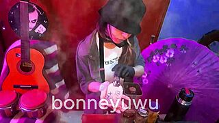 Bonneyuwu - 18 36 Bartender Le Paga A Bonney Por Chupar Un Dildo