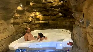 O coroa fudeo com forca e deu tapa na novinha