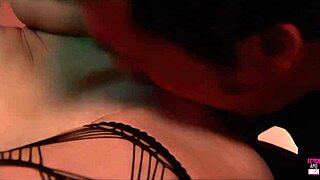 Развратната ангел с малки 18+ цици приказва мръсно докато ѝ пробиват дупето грубо в BDSM