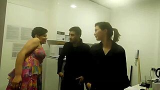 esposa muy puta se coje al plomero y se hace llenar el culo de leche por el cuñado nuevo a escondidas con el marido en el comedor