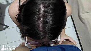 19-летняя новенькая в порно жаждет большой хуй в жопу, стонет в POV минете, ебле и растяжке