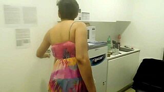 esposa muy puta se coje al plomero y se hace llenar el culo de leche por el cuñado nuevo a escondidas con el marido en el comedor