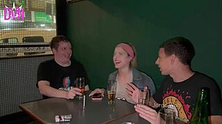 doble penetracion a chica rockera a la salida del bar