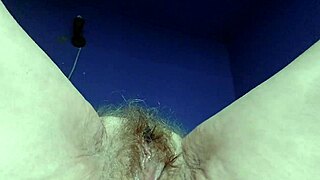 Oma Neukt Harige Kut Met Komkommer