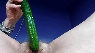 Oma Neukt Harige Kut Met Komkommer