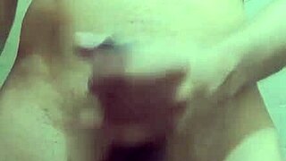 Flaco vergon pajeando en el baño del trabajo