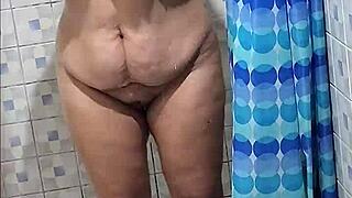 Encuentro A La Mama De Mi Mejor Amigo En La Ducha 1!