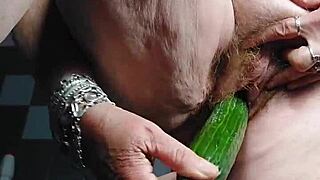 Oma Neukt Harige Kut Met Komkommer