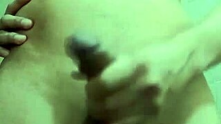 Flaco vergon pajeando en el baño del trabajo