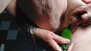 Oma Neukt Harige Kut Met Komkommer