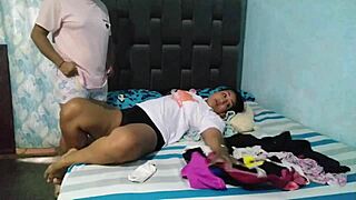 descubro a mi madrastra oliendo mi ropa interior mientras se toca las tetas voy y le ayudo colocándola a chupar coño 😈