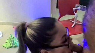 loira gostosa no motel fazendo garganta profunda, dominando com face fucking e spitting