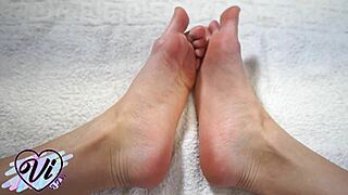 Brunette shows her oiled feet in close-up fetish 😍