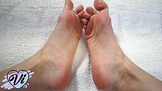 Brunette shows her oiled feet in close-up fetish 😍