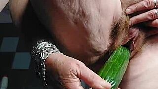 Oma Neukt Harige Kut Met Komkommer