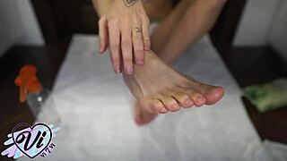Brunette shows her oiled feet in close-up fetish 😍