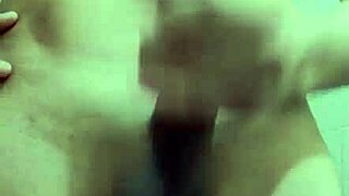 Flaco vergon pajeando en el baño del trabajo