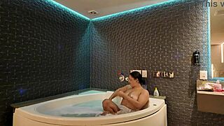 Toda Molhada Na Hidro Se Diverte Com Amigo Do Marido Corno Enquanto Ele Trabalha