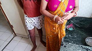 कामवाली की नेवली मैरिड बहू को किचन में पेला जब वो बर्तन धो रही थी 😜