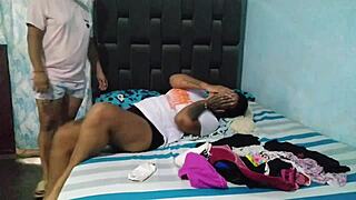 descubro a mi madrastra oliendo mi ropa interior mientras se toca las tetas voy y le ayudo colocándola a chupar coño 😈