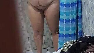 Encuentro A La Mama De Mi Mejor Amigo En La Ducha 1!