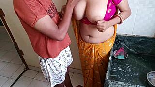 कामवाली की नेवली मैरिड बहू को किचन में पेला जब वो बर्तन धो रही थी 😜