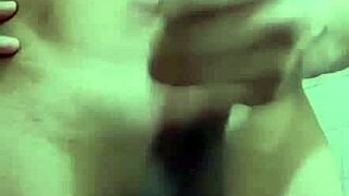 Flaco vergon pajeando en el baño del trabajo