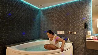 Toda Molhada Na Hidro Se Diverte Com Amigo Do Marido Corno Enquanto Ele Trabalha