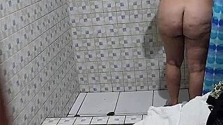 Encuentro A La Mama De Mi Mejor Amigo En La Ducha 1!