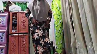 Bu guru pergoki murid sedang ngocok lalu di ajak ngentot