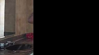 corninho queria ver mulher fudendo com outro e trouxe um negão bbc para comer ela a puta entrou na rola de 26 cm.